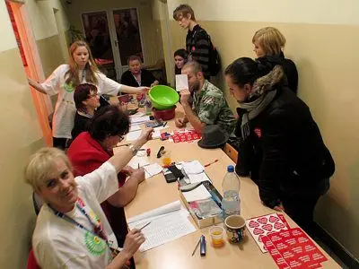 Kilka osób na bieżąco liczyło pieniądze przynoszone przez wolontariuszy
