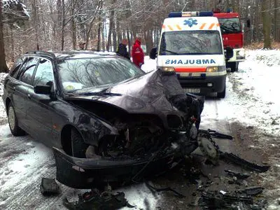 BMW zderzyło się czołowo z Volkswagenem Passatem
