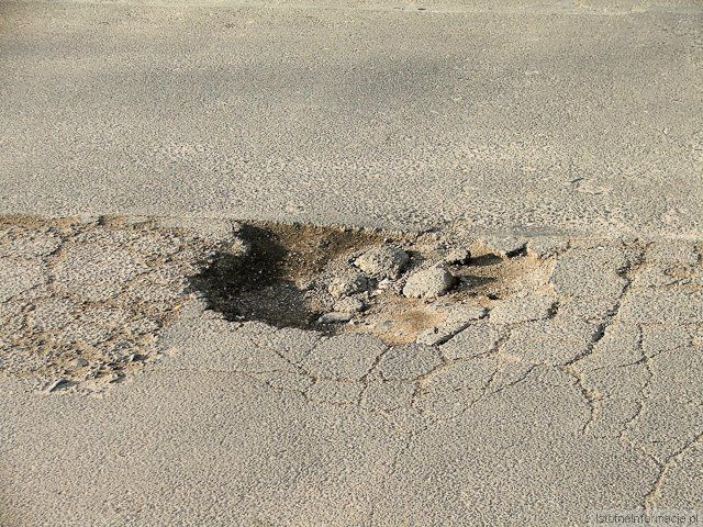 Ul. Staroszkolna – pod cienką warstwą asfaltu jest po prostu ziemia