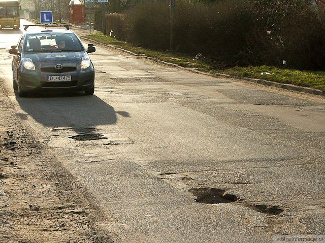 Ul. Staroszkolna jest prawdziwym torem przeszkód dla uczących się jazdy