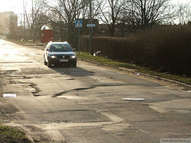 Ul. Staroszkolna – kierowcy muszą jeździć przeciwnym pasem, by ominąć zapadnięty asfalt