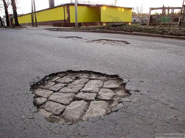 Ul. Dolne Młyny – tych dziur nie sposób ominąć
