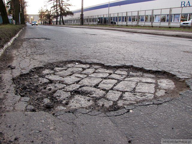 Ul. Dolne Młyny – przy Baderze kierowcy mogą ćwiczyć się w slalomie