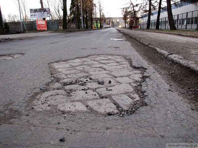 Ul. Dolne Młyny – spod asfaltu wyziera stara kostka