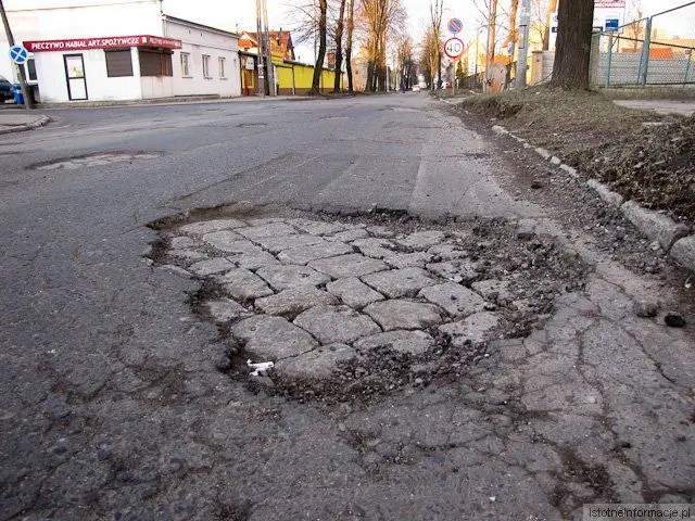 Ul. Dolne Młyny – ta dziura była łatana kilka miesięcy temu