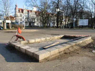 Fundamenty przed dworcem PKP