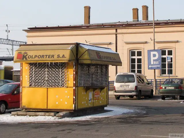 Zaniedbana buda wita podróżnych przybywających do Bolesławca