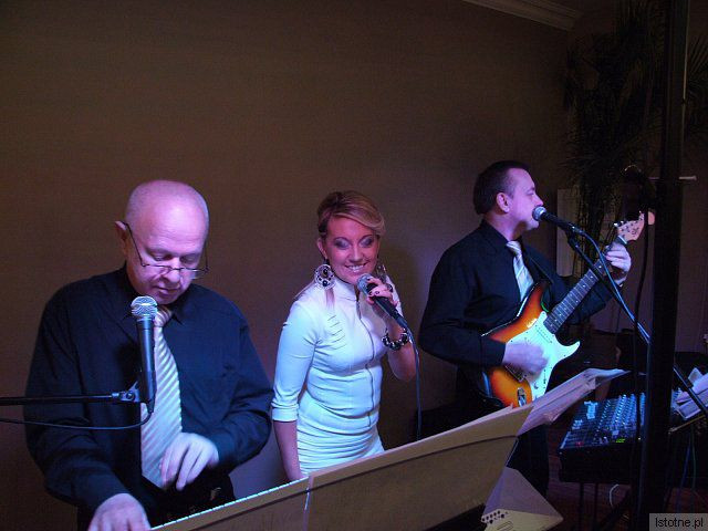 Goście Piłkarskiego Śledzika 2011 bawili się przy muzyce zespołu Caro