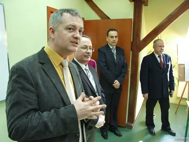 W otwaciu pracowni uczestniczyli m.in. Dariusz Kwaśniewski, Karol Stasik i ksiądz Józef Gołębiowski
