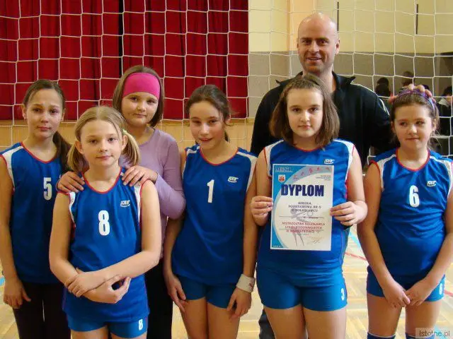 Drużyna z SP nr 5 i Tomasz Zabawa
