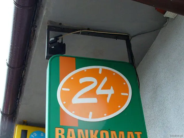 Szyld nad bankomatem BZ WBK przy ulicy Asnyka