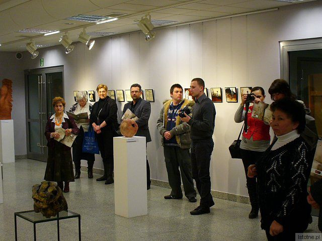 Publiczność na wystawie ceramików z Krakowa
