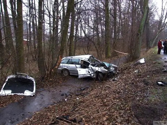 Samochód BMW wypadł z drogi i uderzył w drzewo