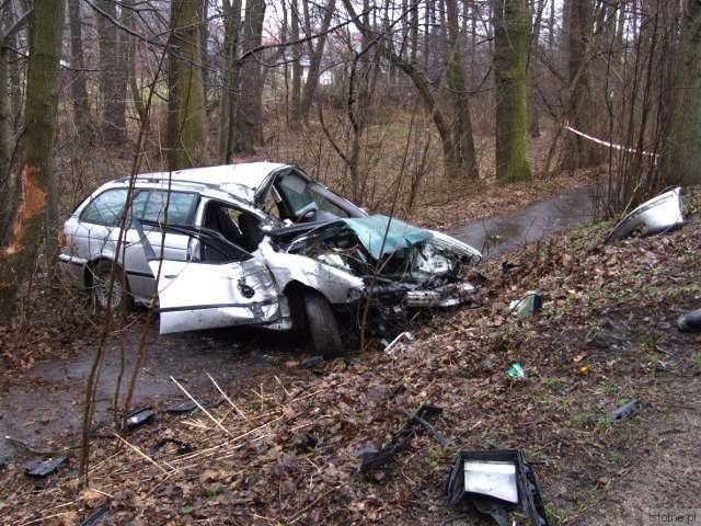 Jeden z meżczyzn jadących samochodem zmarł w szpitalu