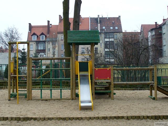 Plac zabaw Miejskiego Przedszkola nr 2 na ulicy Mikołaja Brody