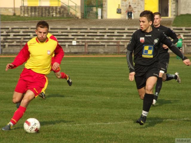 Przemysław Kotlarz walczy o piłkę