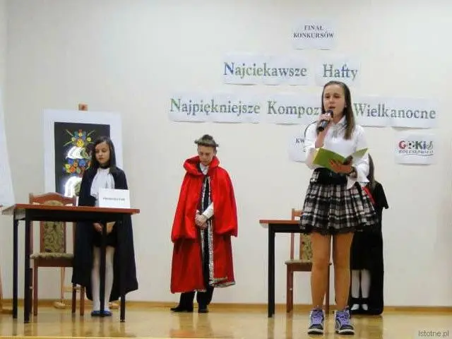 Występ uczniów z SP w Trzebieniu i z SP w Dąbrowie Bolesławieckiej