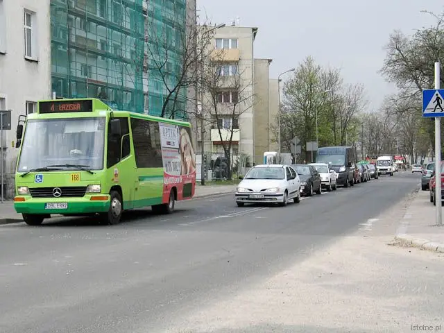Źle oznakowane skrzyżowanie ulic Chrobrego ze Żwirki i Wigury