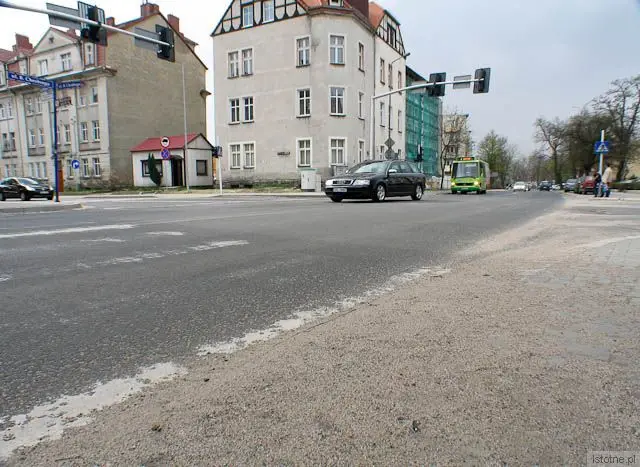 Na ulicy Chrobrego jest tak dużo piachu, że nie widać, gdzie zaczyna się chodnik, a gdzie kończy ulica