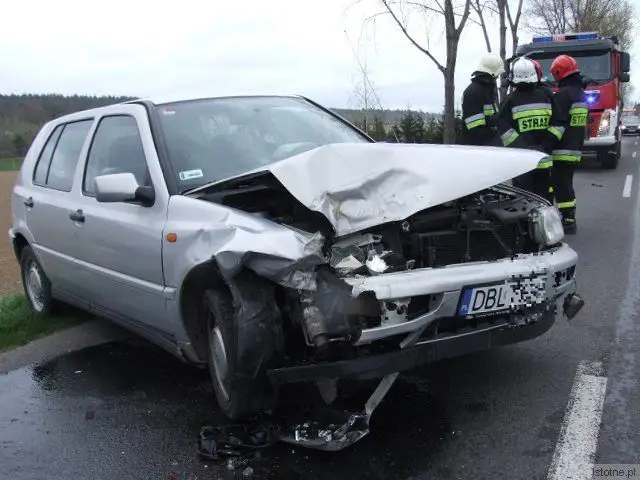 Kierowca Golfa rozpoczął manerw wyprzedzania i zajechał drogę kierowcy Opla Omega
