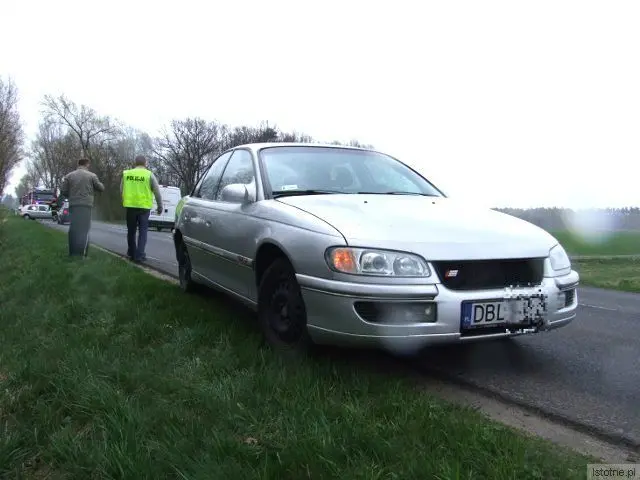 Kierowca Opla Omega próbował uniknąć zderzenia i "uciekał" na pobocze
