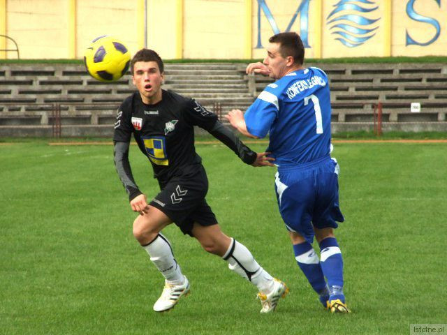 Przemysław Kotlarz walczy o piłkę