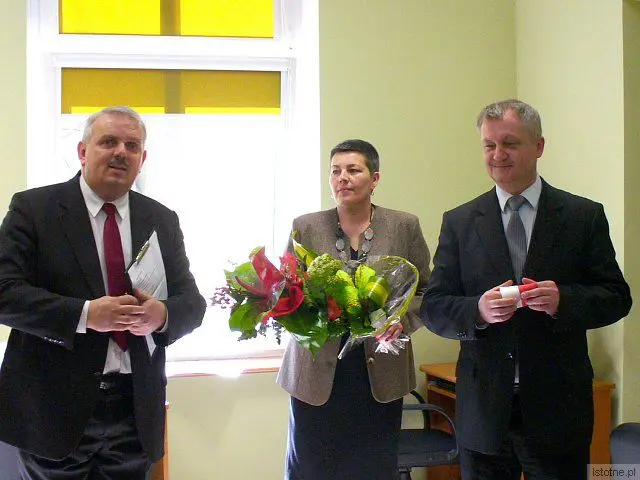 Cezariusz Rudyk (od lewej), Romualda Terlecka i Dariusz Kwaśniewski na otwarciu Multimedialnego Centrum Informacji Pedagogicznej i Bibliotecznej w Bolesławcu