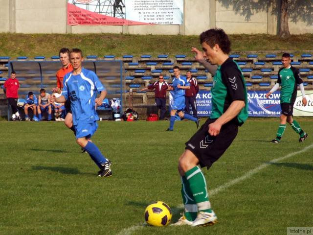 BKS zremisował z Bielawianką 3:3 - na zdjęciu przy piłce Przemysław Kotlarz