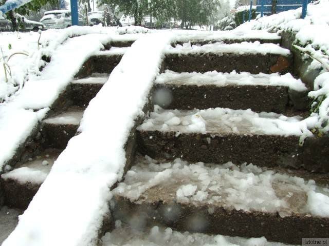 Śnieg zalega na chodnikach