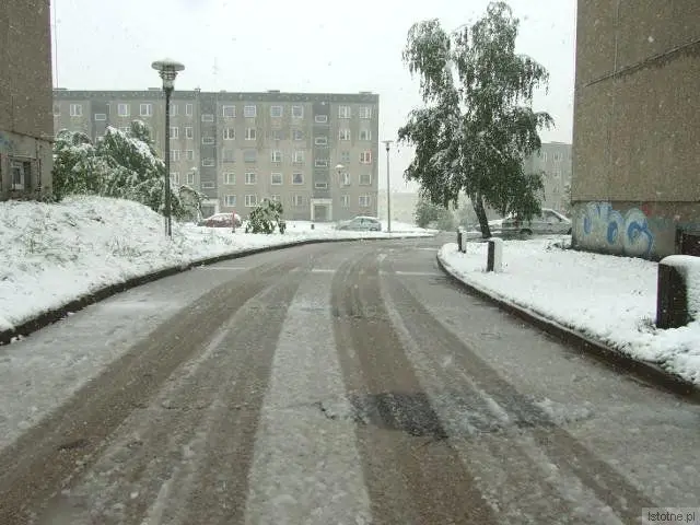 Śnieg na drodze osiedlowej