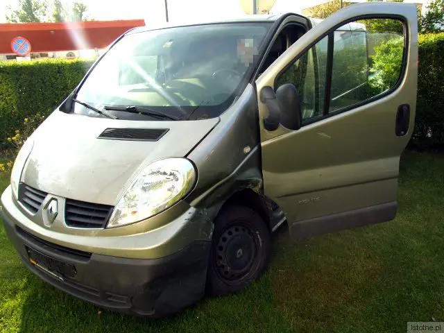 Renault zatrzymał się na podwórku