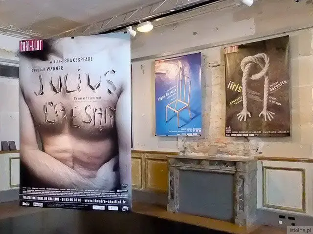Wystawa Michała Batorego w Luwrze. Po lewej plakat do sztuki Szekspira „Juliusz Cezar”