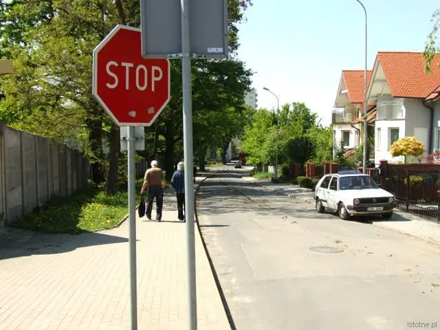 Przed kolizją znak Stop był odwrócony
