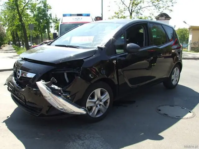 Opel Meriva jechał ulicą Piastów