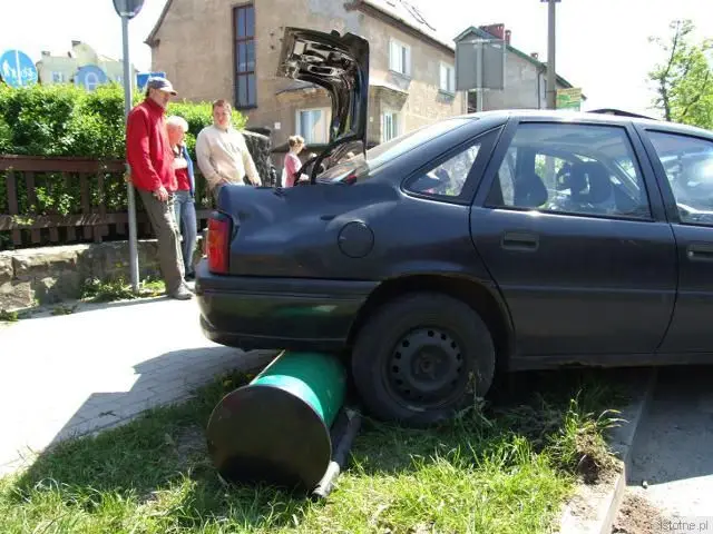 Siła uderzenia wyrzuciła Opla na chodnik