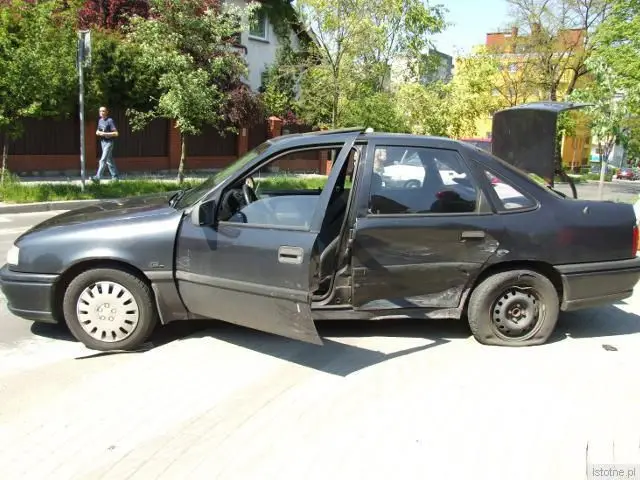 Auto potrąciło pieszego. Ranny został także kierowca Opla