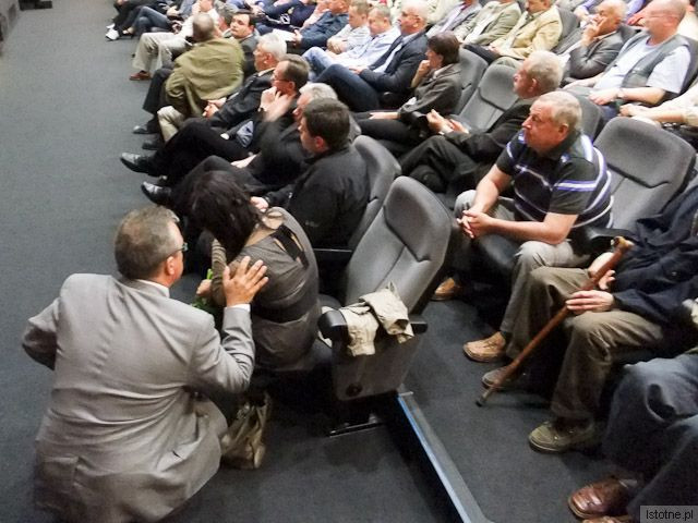 Uczestnicy spotkania z Janem Pospieszalskim. Na pierwszym planie prezydent miasta z rzeczniczką prasową Agnieszką Gergont