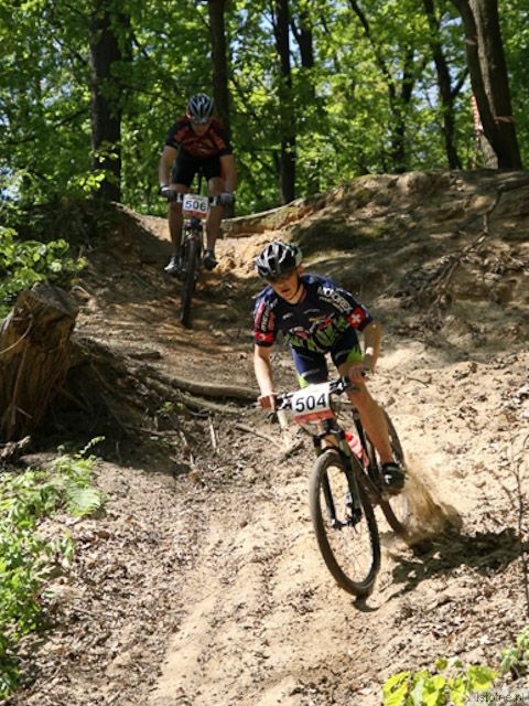 W czerwonej koszulce zwycięzca w kategorii elita Marcin Strąg