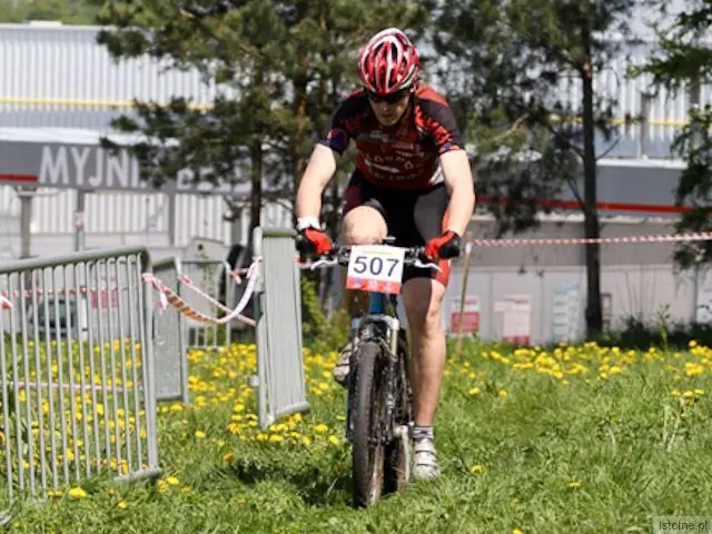 Tuż przed metą zawodnik grupy Cyklosport Mateusz Fuchs