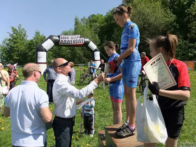 Prezes Cyklosportu Jacek Domowicz wręcza nagrody