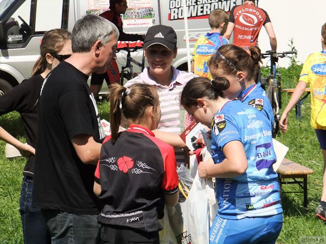 Tadeusz Apanasewicz rozdaje numery startowe