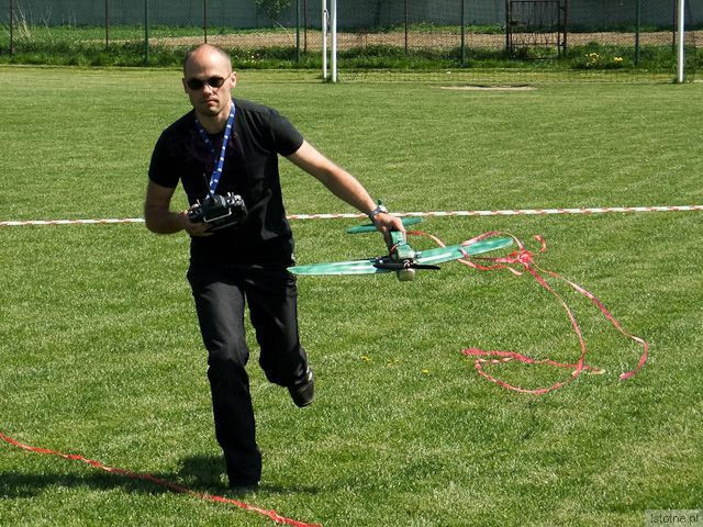 Pilot zabiera swój samolot z terenu walki