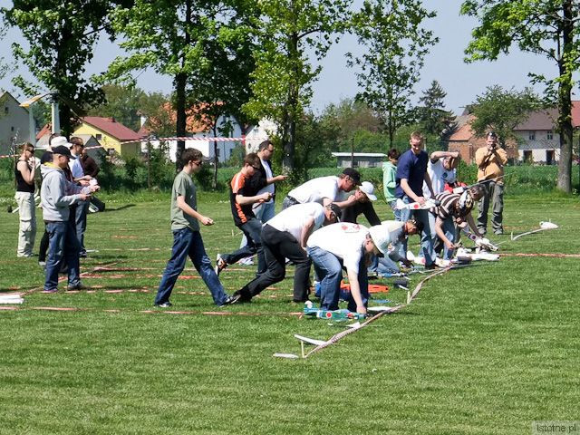 Piloci uruchamiają samoloty przed walką