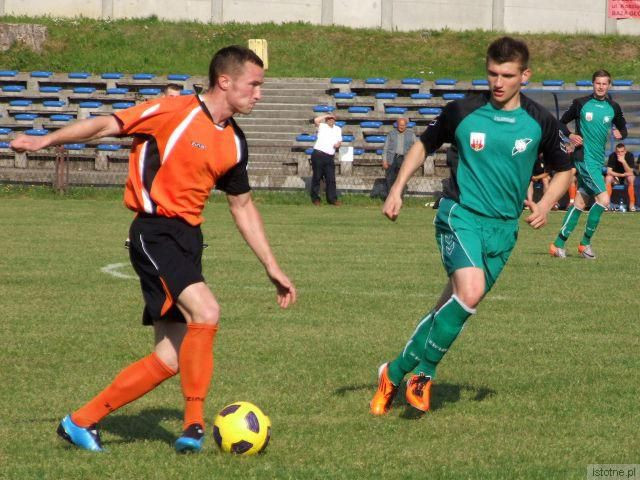 W drużynie Orkana grał dobrze znany bolesławieckim kibicom - Adam Popecki (przy piłce)