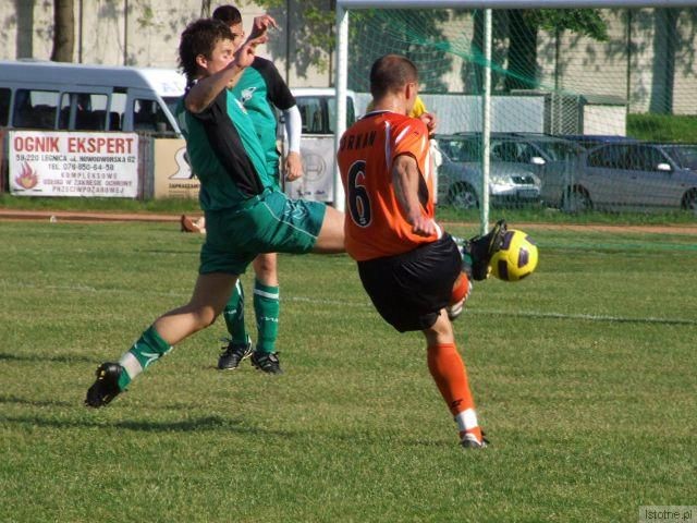 Przemysław Kotlarz blokuje strzał Roberta Malawskiego