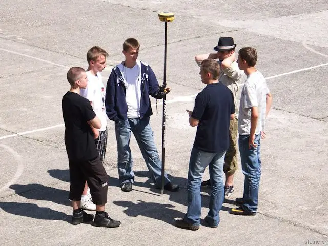 Uczniowie wokół bardzo dokładnego 72-kanałowego odbiornika sygnałów GPS i GLONASS z modułem GSM