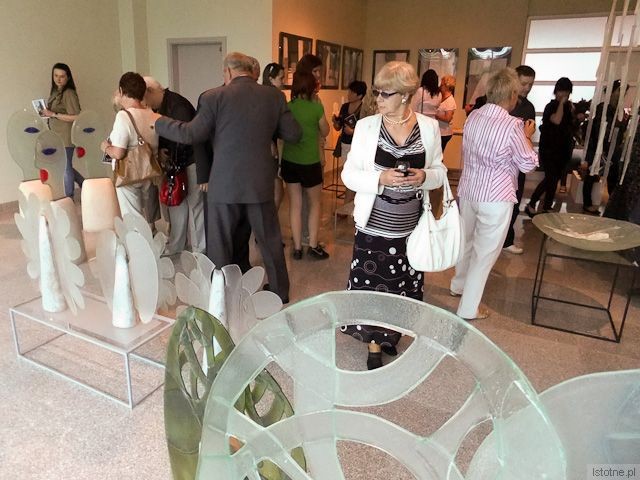 Uczestnicy wernisażu Katarzyny Hałas