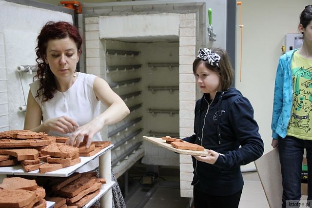 Edyta Orlińska w swojej pracowni ceramiczno-rzeźbiarskiej