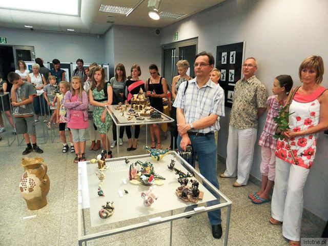 Goście wernisażu i artyści, których prace prezentowane są w galerii