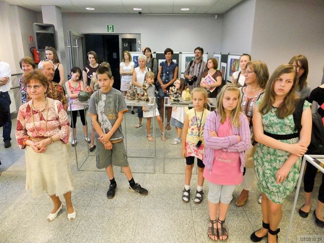 Goście wernisażu i artyści, których prace prezentowane są w galerii